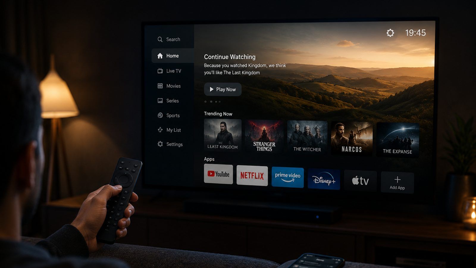 Smart TV i daljinski u zamračenoj dnevnoj sobi s IPTV plejerom na velikom ekranu