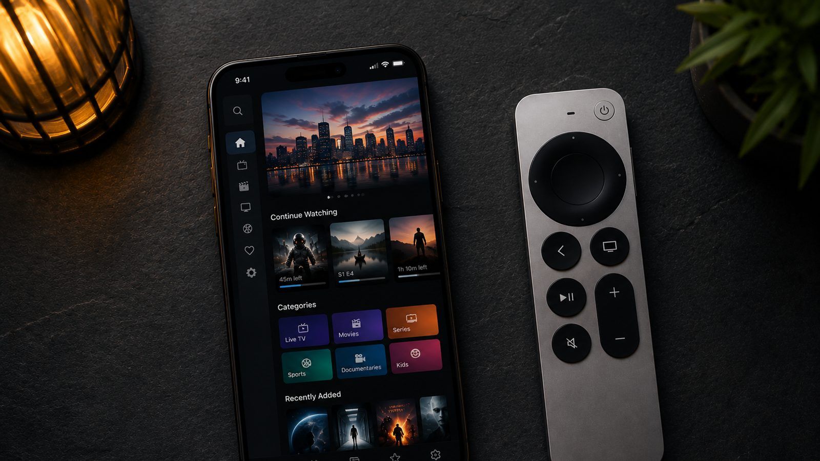 iPhone i Apple TV daljinski pored televizora s IPTV plejerom u zamračenoj sobi