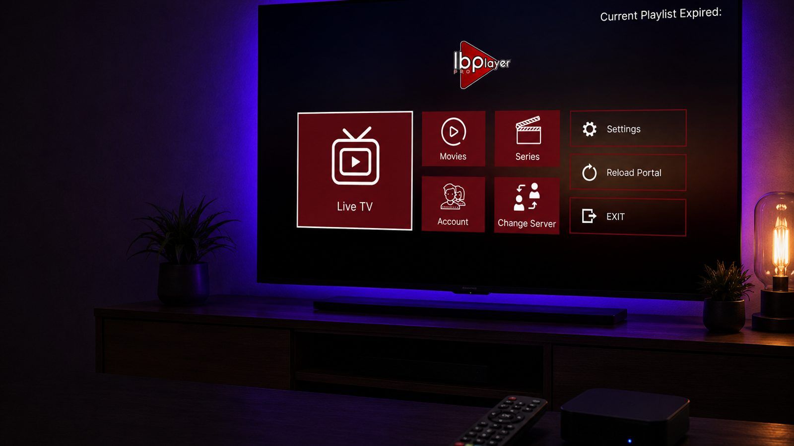 Smart TV s IPTV plejerom na ekranu i daljinskim u prvom planu, u zamračenoj sobi
