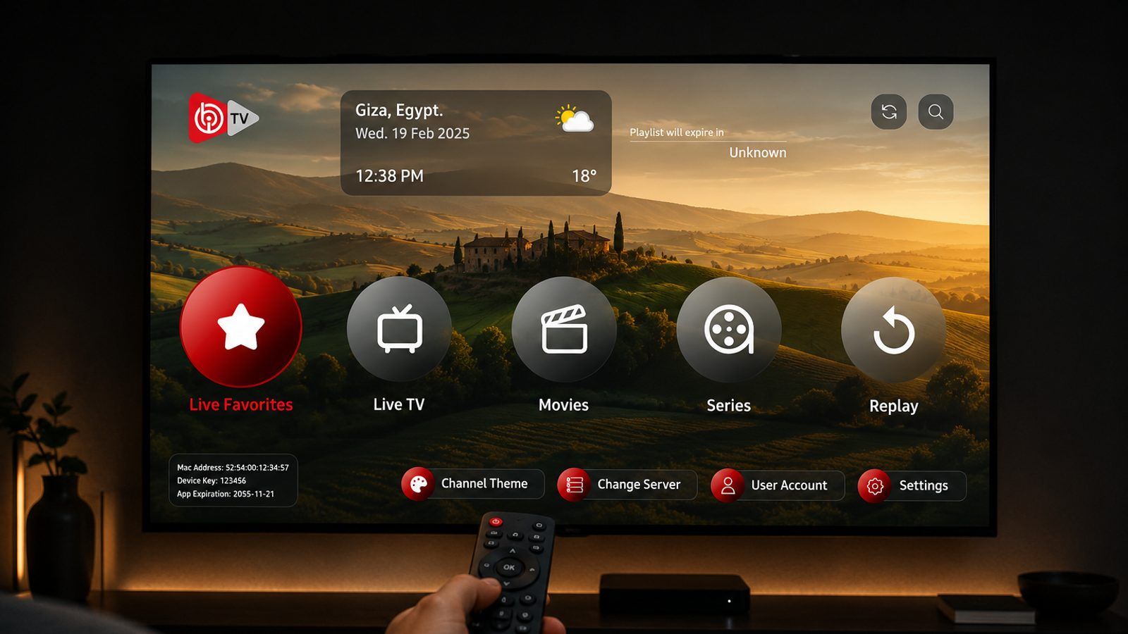 Smart TV i daljinski u zamračenoj dnevnoj sobi s IPTV plejerom na velikom ekranu