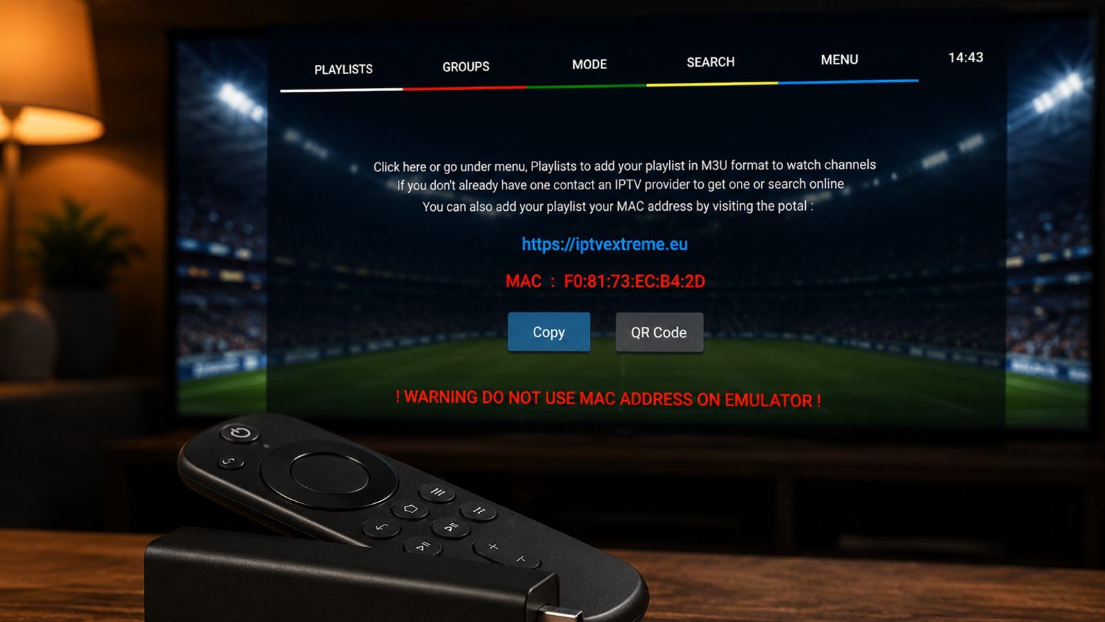 Android TV box i daljinski pored televizora s IPTV plejerom u zamračenoj dnevnoj sobi