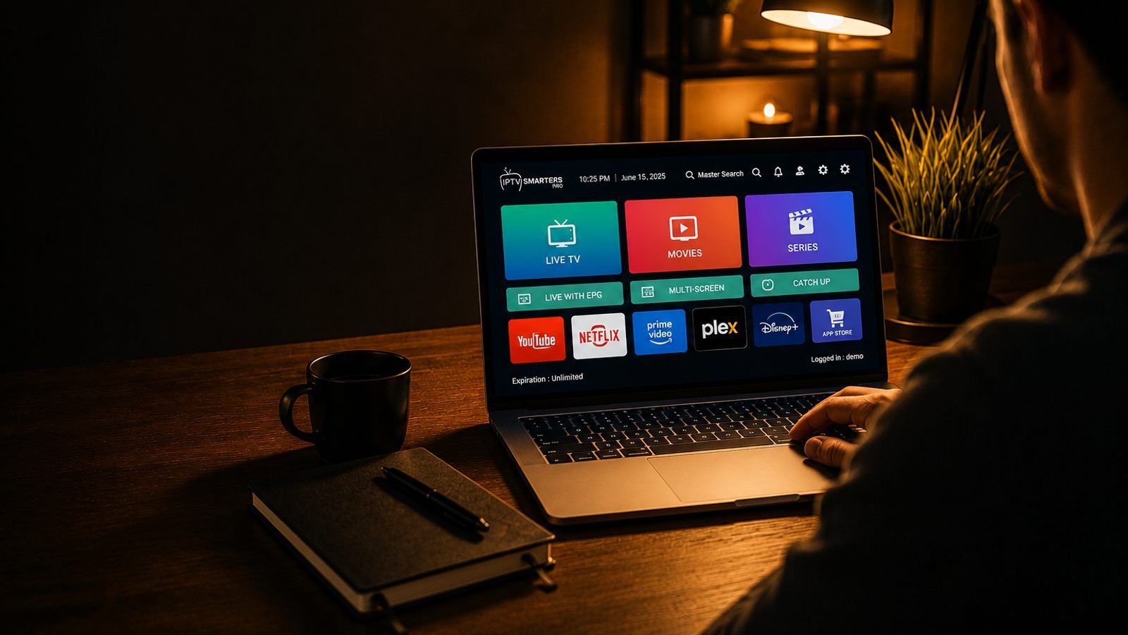 Laptop na stolu prikazuje mrežu ikonica televizijskih kanala na ekranu