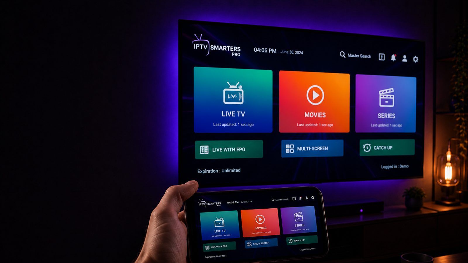 Telefon i televizor s IPTV aplikacijom otvorenom, u zamračenoj sobi s daljinskim