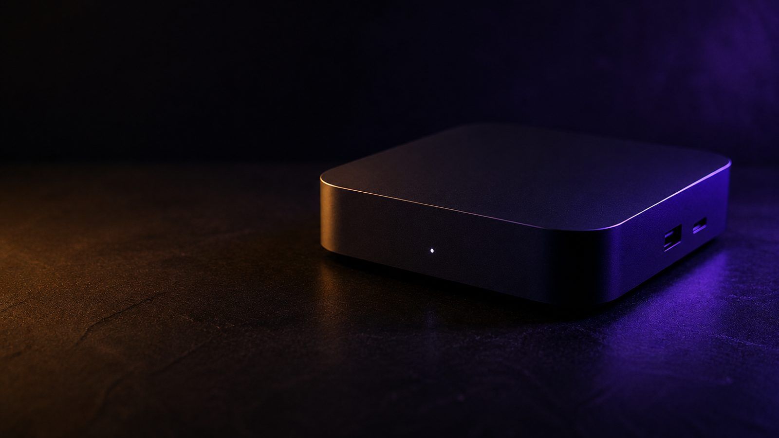 Mali crni TV box uređaj stoji pored televizora s daljinskim upravljačem