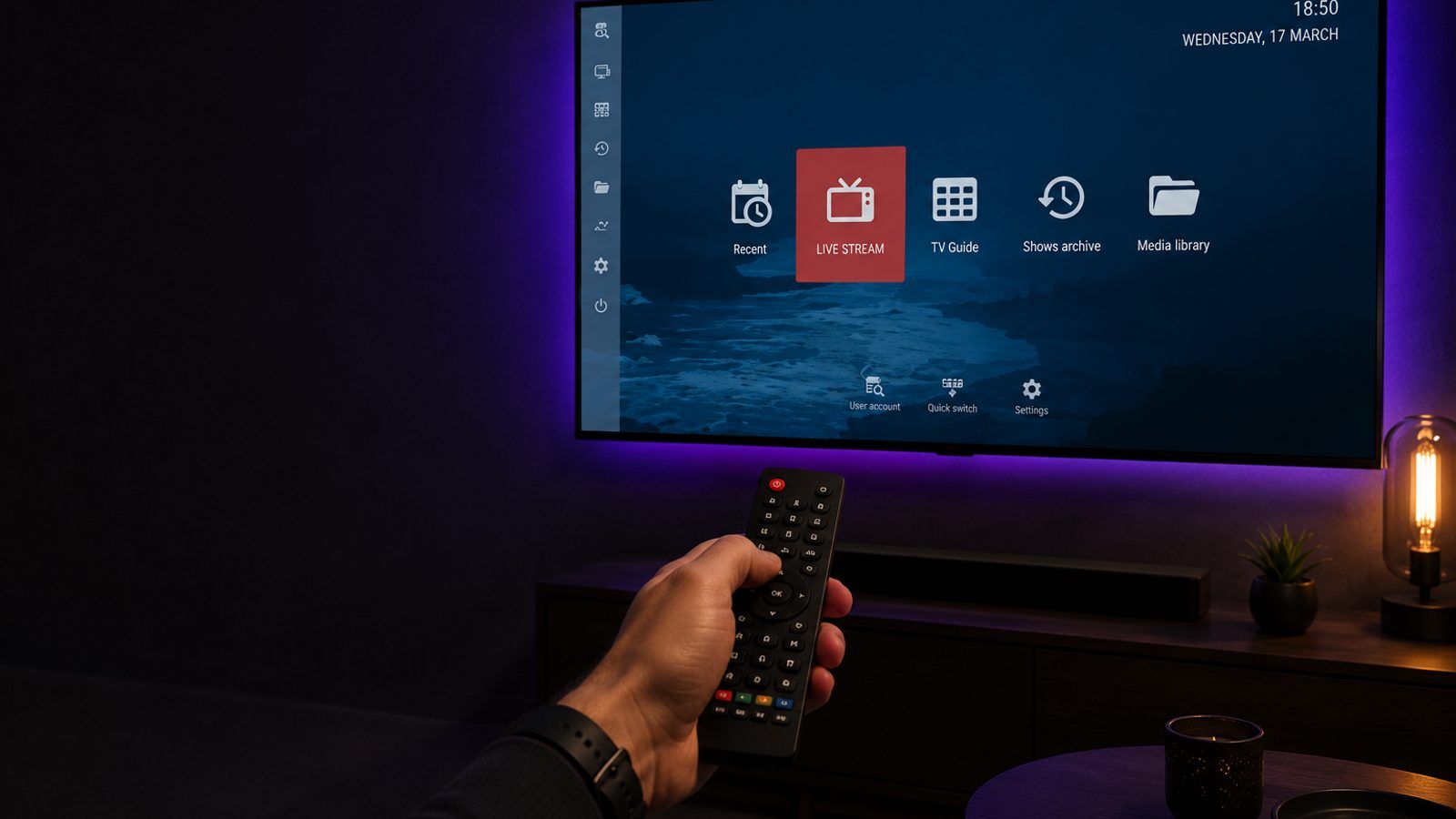 Televizor s Android TV plejerom i daljinski u prvom planu, u zamračenoj dnevnoj sobi