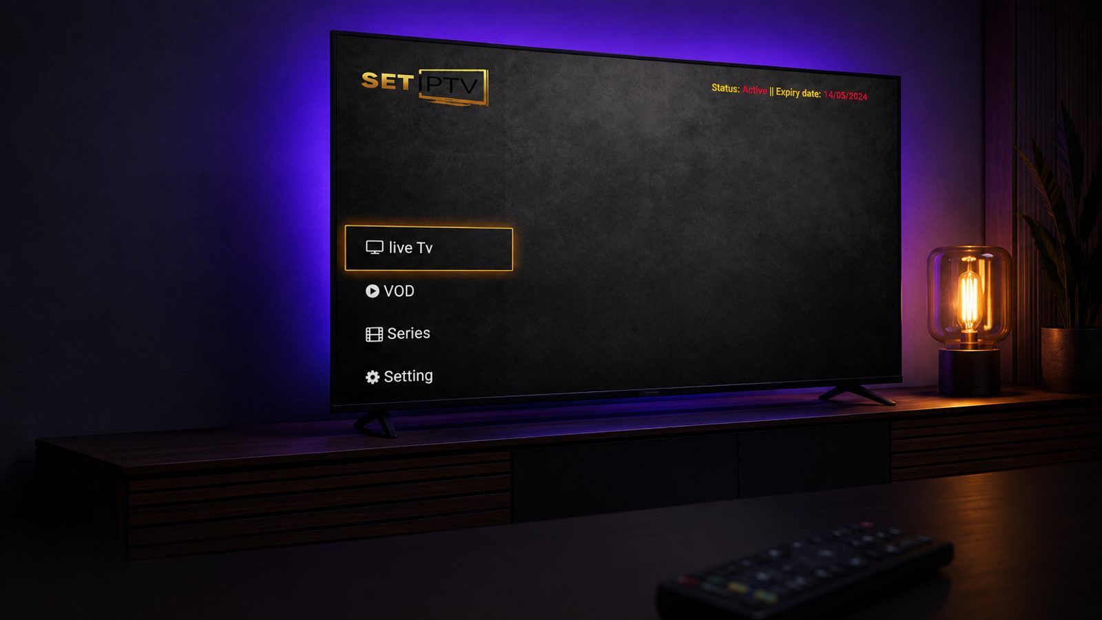 Smart TV s otvorenim IPTV plejerom u zamračenoj sobi, daljinski na stolu