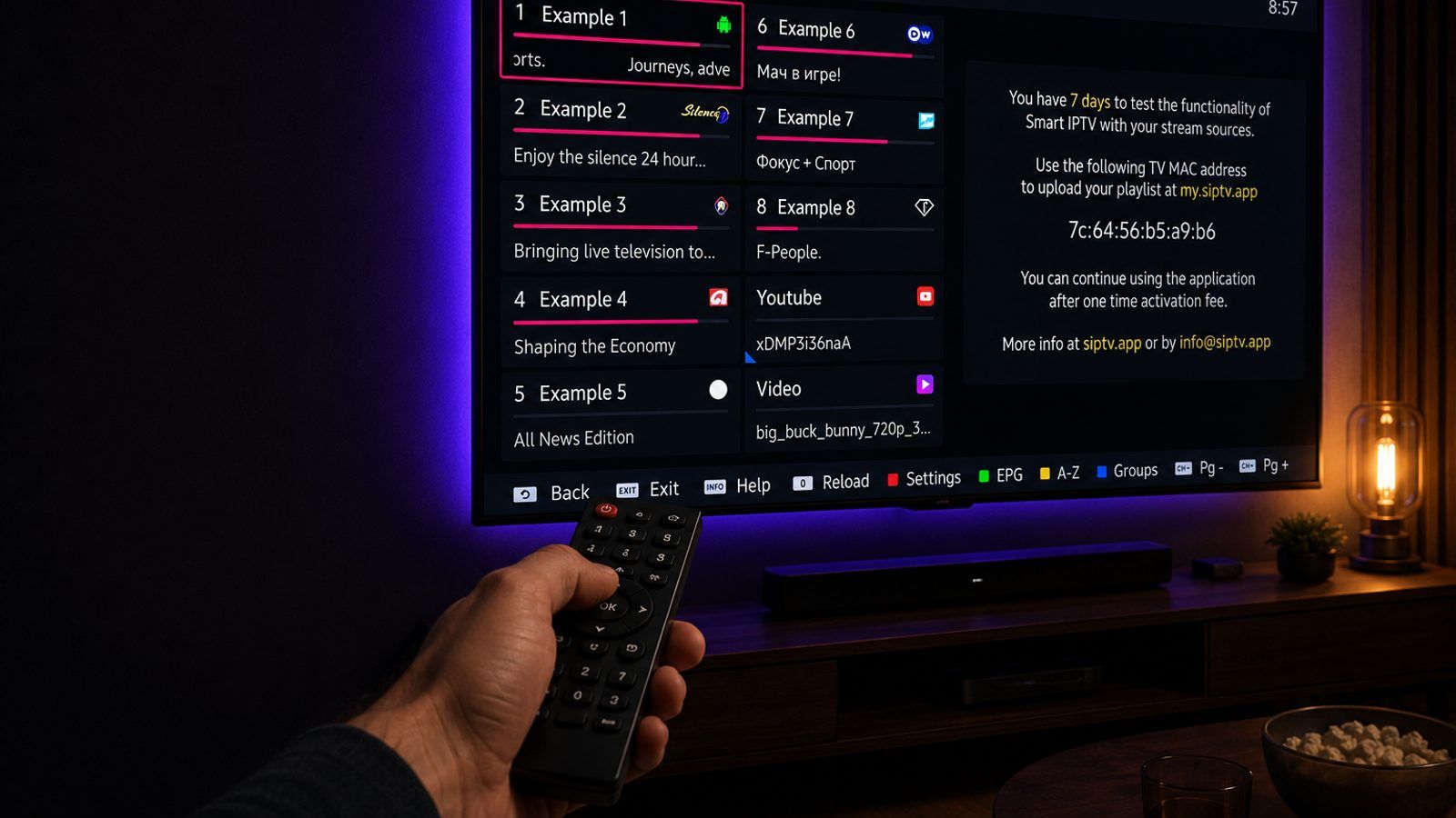 LG televizor s IPTV plejerom na ekranu i daljinskim upravljačem u prvom planu