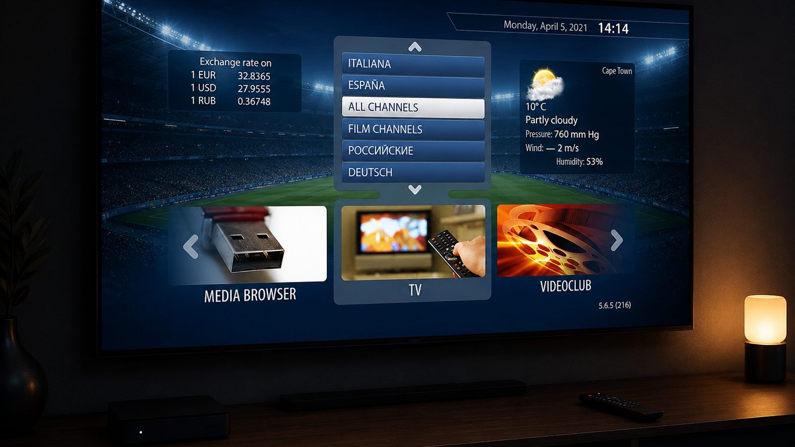 Samsung Smart TV i daljinski u zamračenoj dnevnoj sobi s IPTV portalom na ekranu
